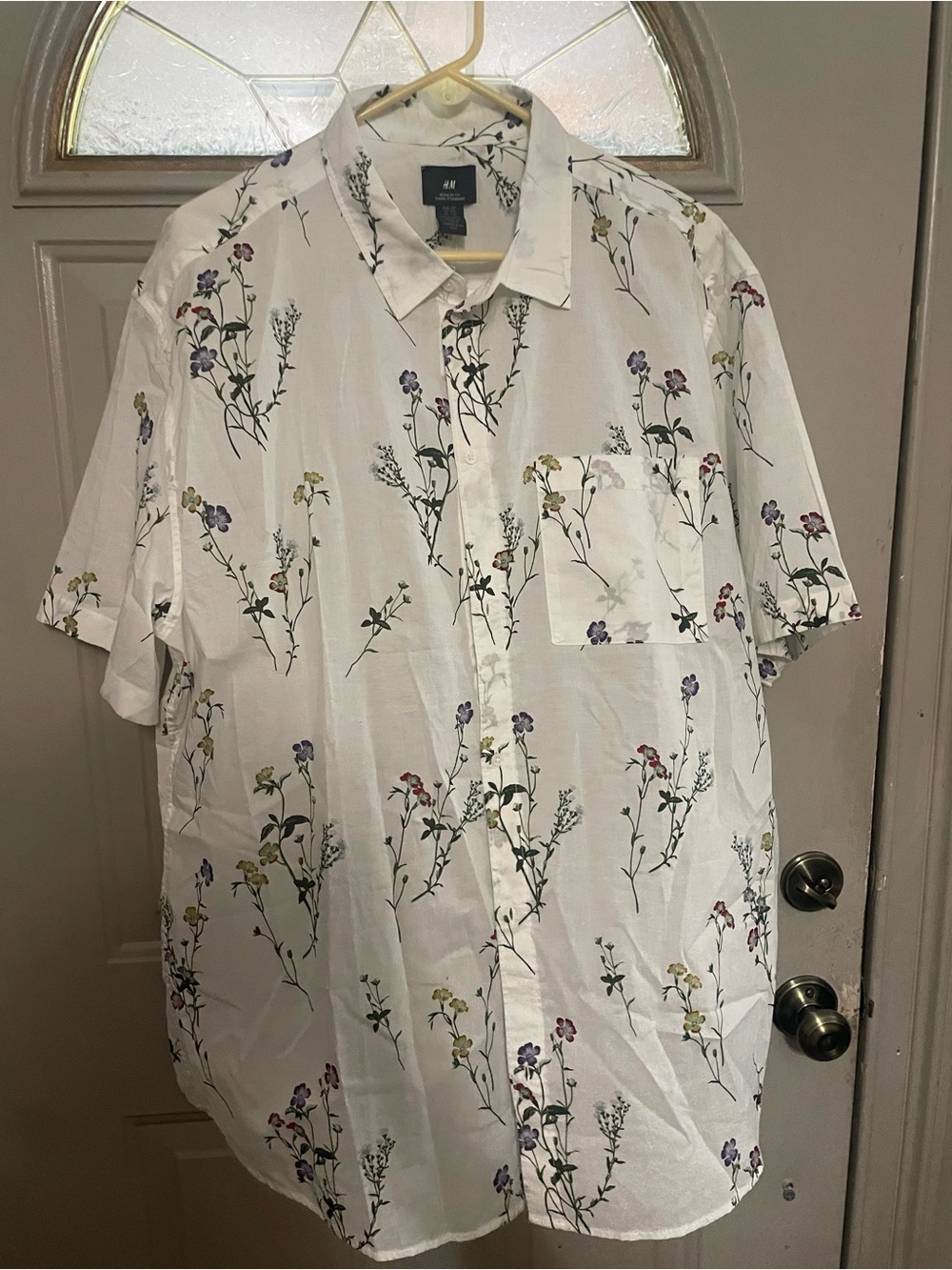 H&M White Floral Short-Sleeve Button-Down Shirt
